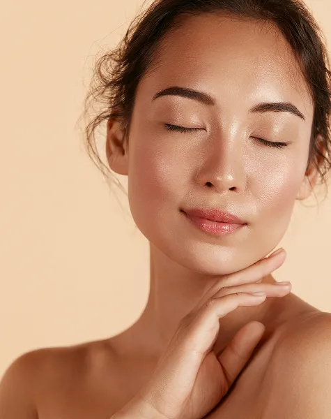 Rosto de mulher com pele luminosa e macia, demonstrando os resultados de um tratamento de dermoabrasão.