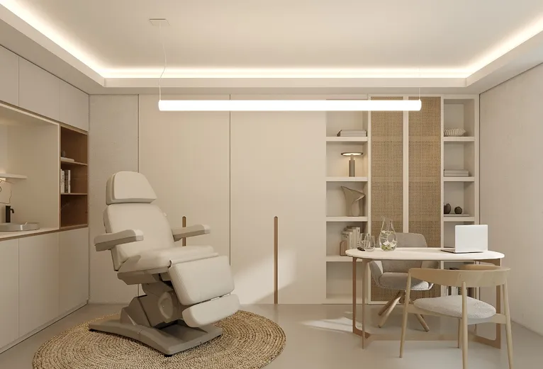 Gabinete de consulta e tratamento da clínica, equipado com marquesa, secretária e decoração minimalista em tons neutros.