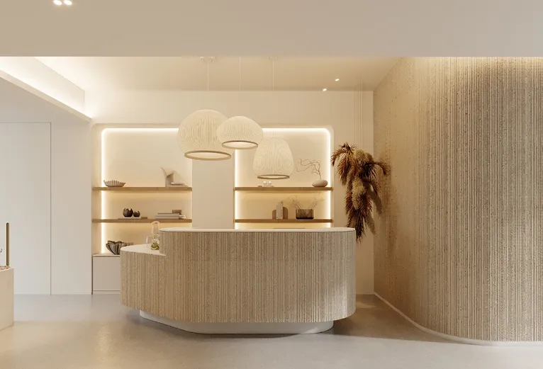 Balcão da receção da clínica, com um design texturado em madeira, prateleiras com iluminação embutida e candeeiros de suspensão.