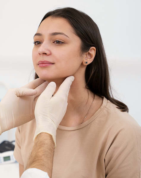 Médico a realizar o exame de palpação da tiroide numa paciente durante uma consulta de endocrinologia.