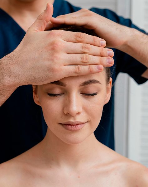 Paciente a receber uma massagem craniana de um fisioterapeuta para alívio de dores e tensões.