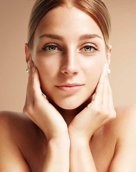 Rosto de mulher com pele visivelmente hidratada e luminosa, a demonstrar o efeito de um tratamento com skinboosters.