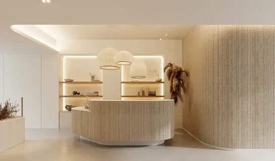 Balcão da receção da clínica, com um design texturado em madeira, prateleiras com iluminação embutida e candeeiros de suspensão.